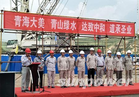 青海大美制烯烃项目全厂火炬吊装成功