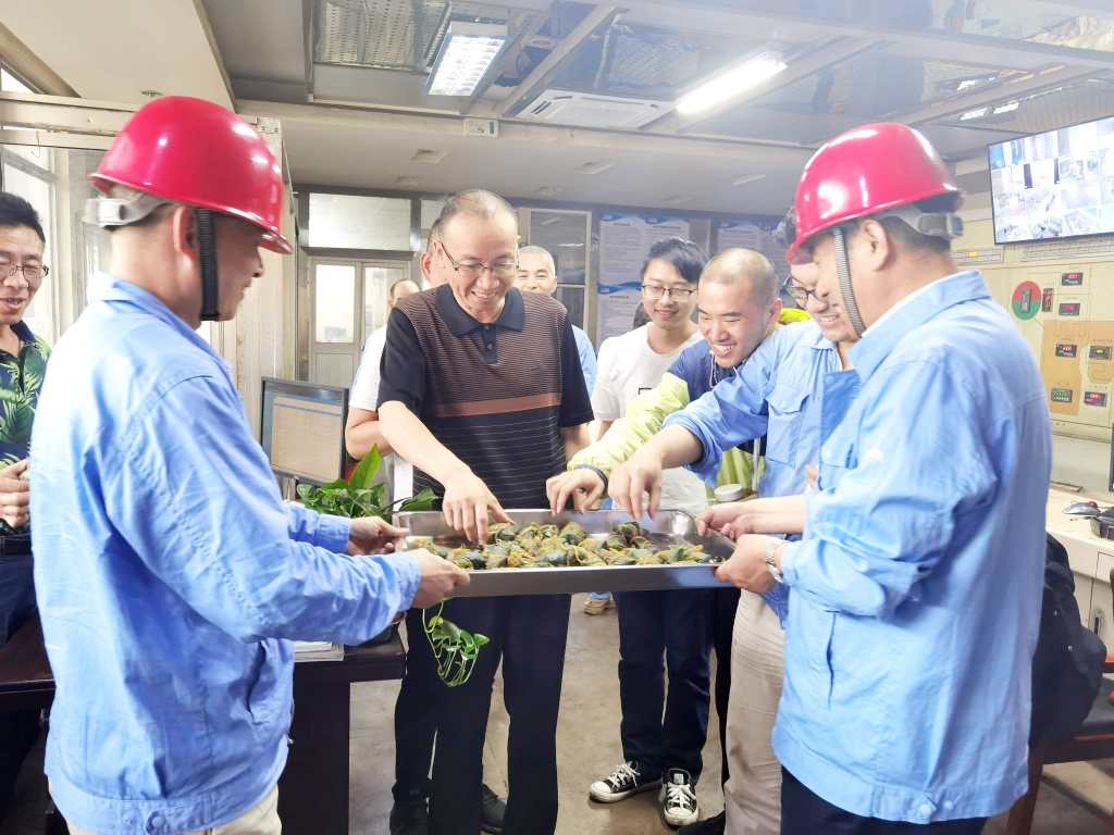 苏源热电举办“浓浓粽香情，温暖职工心”包粽子活动 