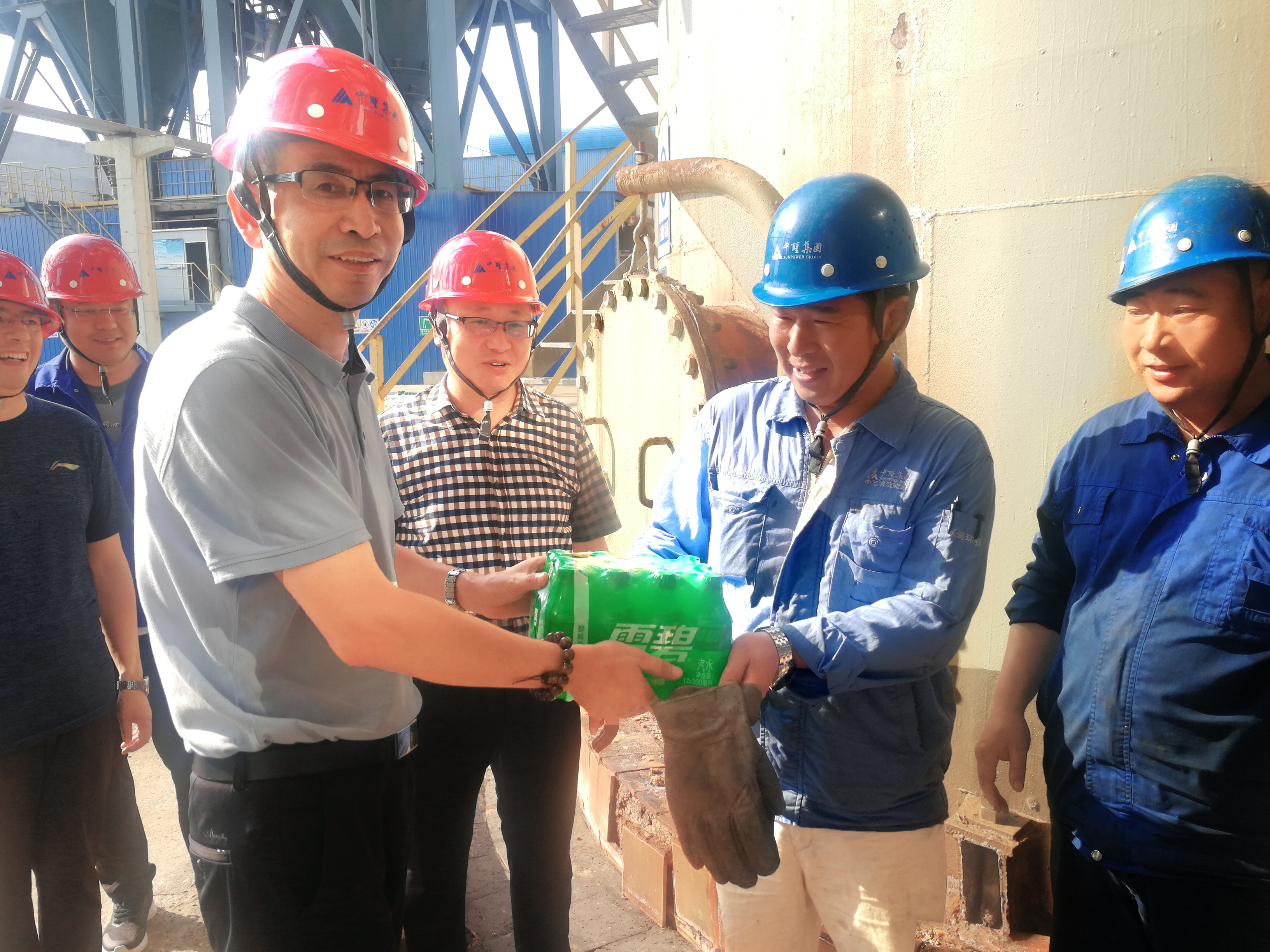 长润环保深入生产一线开展“夏季送清凉”慰问活动 