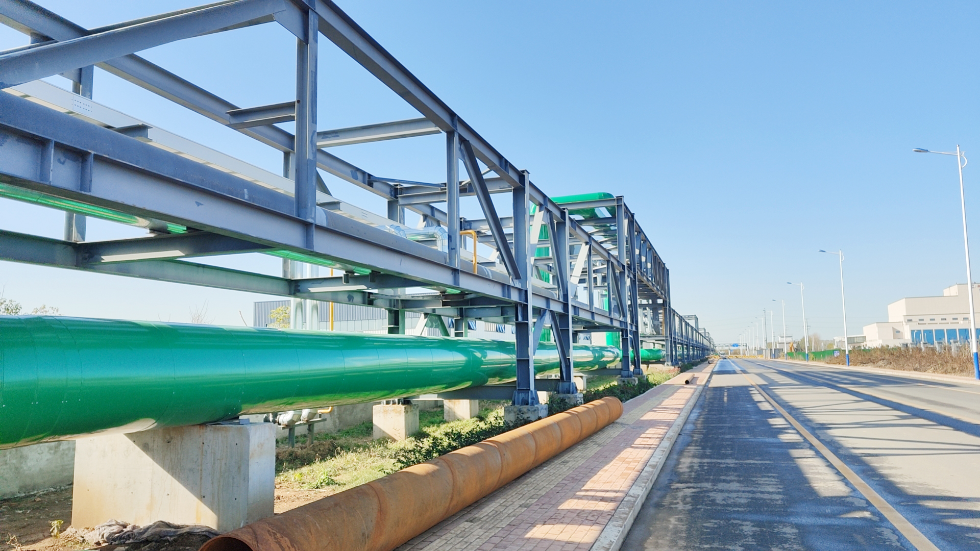 济矿千亿球友会霄云煤矿光伏二期车棚并网发电，总装机容量9.8MWp，年总发电量近1100万度；汶华香料北线建设完成，具备供汽条件，提升了盈利能力。